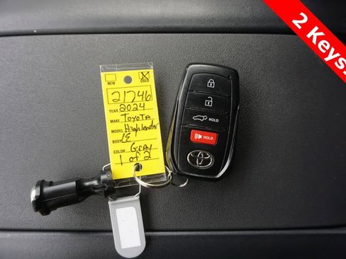 Used 2024 Toyota Highlander LE FWD image 29