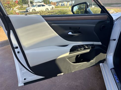 New 2025 Lexus ES 300h w/ Premium Package image 15