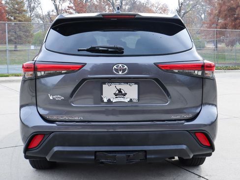 Used 2020 Toyota Highlander XLE image 23