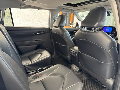 Used 2023 Toyota Highlander XLE AWD/4WD image 47