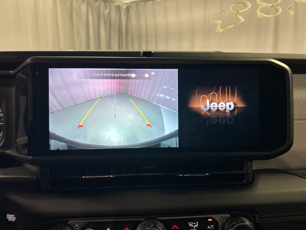 Used 2025 Jeep Wrangler Unlimited Sahara w/ Safety Group AWD/4WD image 18