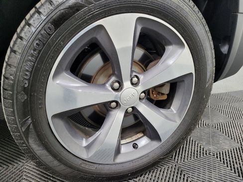 Used 2019 Jeep Cherokee Limited w/ Luxury Group image 31