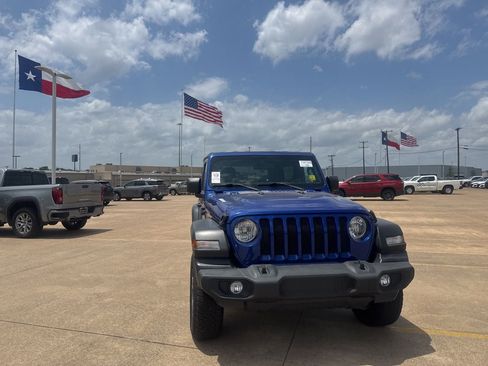 Used 2020 Jeep Wrangler Sport AWD/4WD image 3