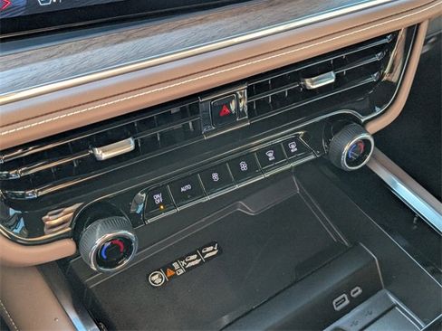 Used 2025 Chevrolet Suburban High Country image 24