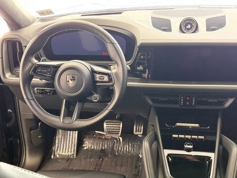 Certified 2025 Porsche Cayenne Turbo AWD/4WD image 20