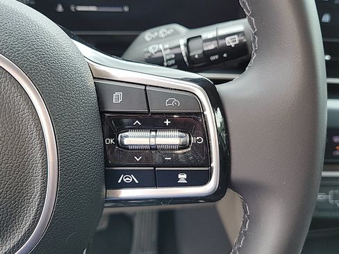 Used 2025 Kia Carnival FWD image 19