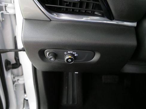 Used 2023 Chevrolet Traverse LT FWD image 26