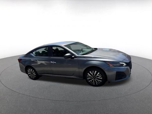 Used 2025 Nissan Altima 2.5 SV FWD image 2