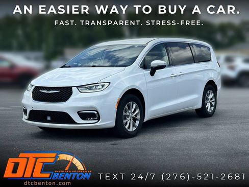 Used 2023 Chrysler Pacifica Touring-L AWD/4WD image 4
