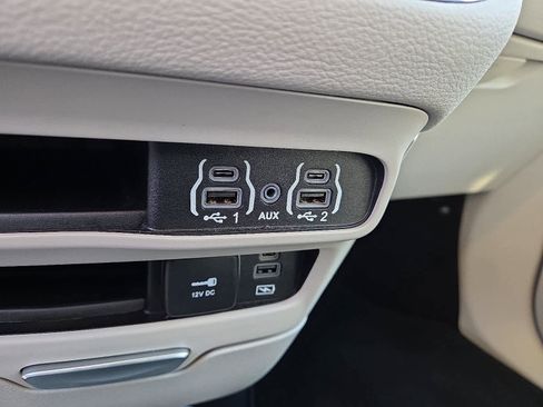 Used 2022 Chrysler Pacifica Touring-L image 24