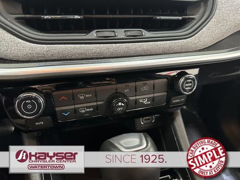Used 2024 Jeep Compass Latitude AWD/4WD image 29