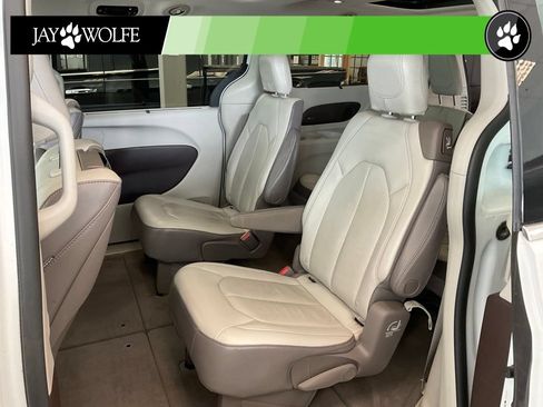 Used 2018 Chrysler Pacifica Touring-L Plus w/ Advanced Safetytec Group FWD image 22