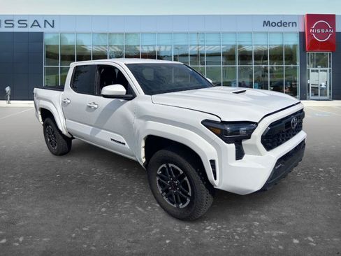 Used 2025 Toyota Tacoma TRD Sport AWD/4WD image 3