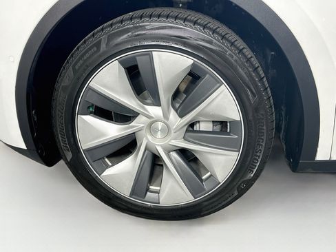 Used 2022 Tesla Model Y Long Range AWD/4WD image 11
