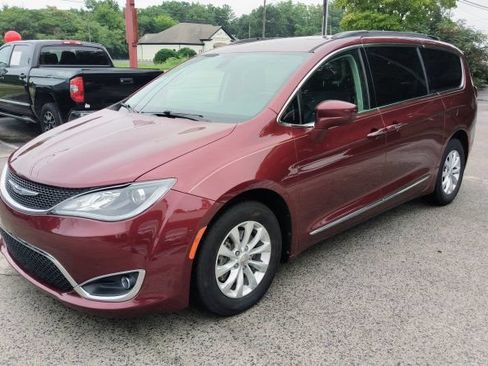Used 2017 Chrysler Pacifica Touring-L FWD image 1