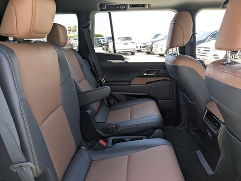 Used 2025 Lexus GX 550 w/ Cold Area Package AWD/4WD image 15
