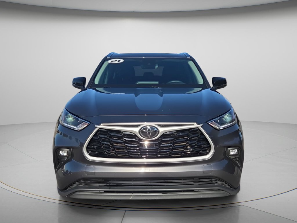 Used 2021 Toyota Highlander XLE AWD/4WD image 4