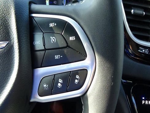 Certified 2025 Chrysler Pacifica Select FWD image 24