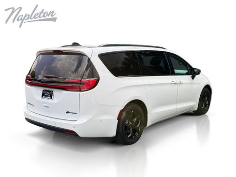 Used 2024 Chrysler Pacifica Premium FWD image 6