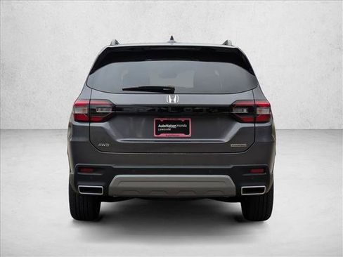 New 2025 Honda Pilot Touring image 8
