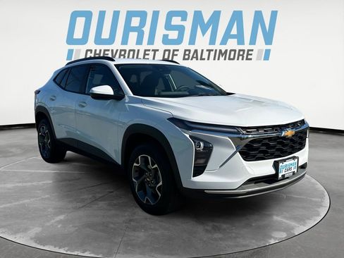 Used 2025 Chevrolet Trax LT FWD image 1