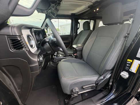 Used 2025 Jeep Wrangler Unlimited Sahara AWD/4WD image 36