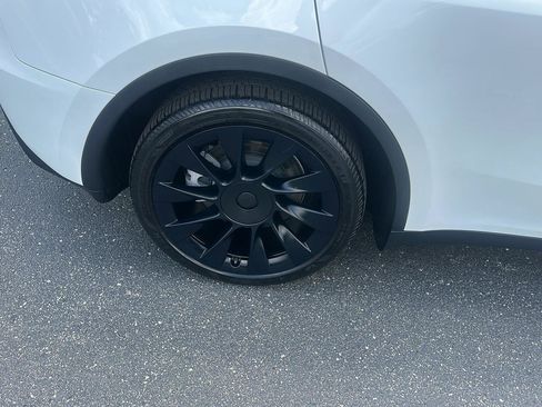 Used 2024 Tesla Model Y Long Range RWD image 9