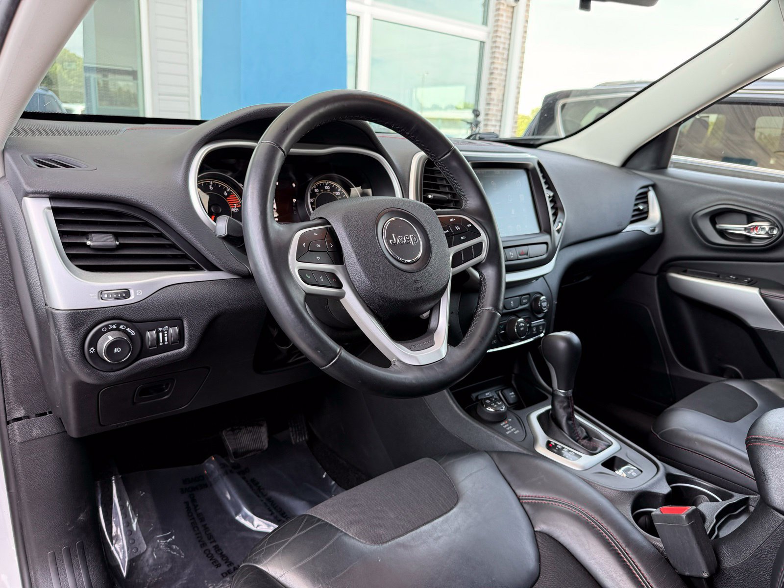 Used 2017 Jeep Cherokee Trailhawk AWD/4WD image 16