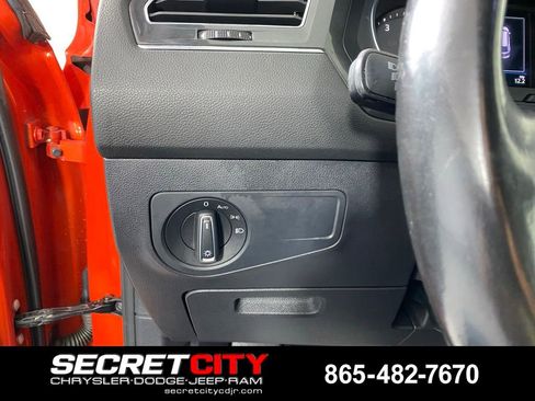 Used 2018 Volkswagen Tiguan SE w/ Panoramic Sunroof Package FWD image 14