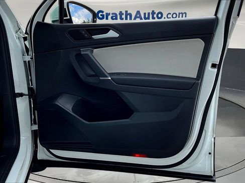 Used 2020 Volkswagen Tiguan SE w/ Panoramic Sunroof Package AWD/4WD image 31