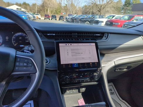 Used 2023 Jeep Grand Cherokee Limited w/ Luxury Tech Group II image 18