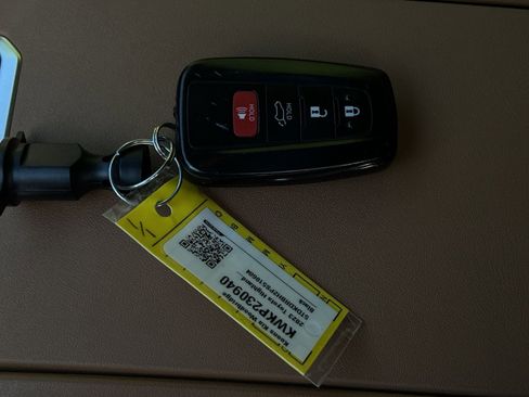 Used 2023 Toyota Highlander Platinum AWD/4WD image 46