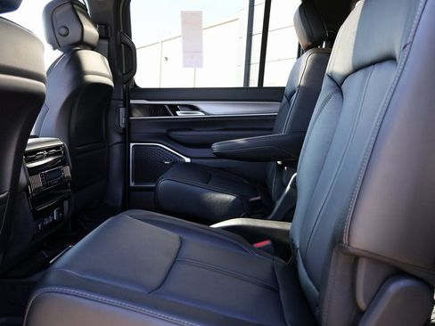 New 2025 Jeep Wagoneer L Series II AWD/4WD image 19