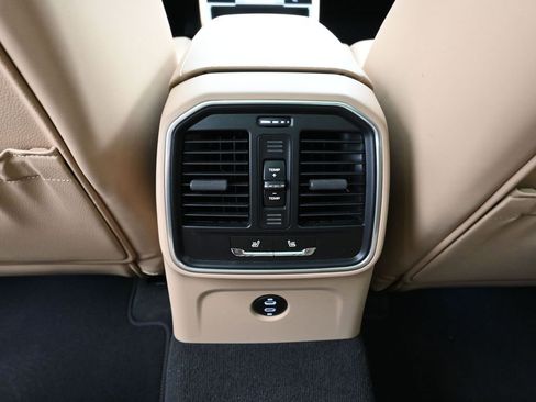 Certified 2025 Porsche Macan AWD/4WD image 18