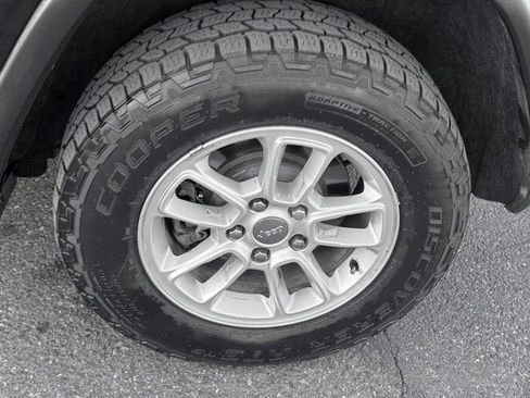 Used 2018 Jeep Grand Cherokee Laredo AWD/4WD image 9