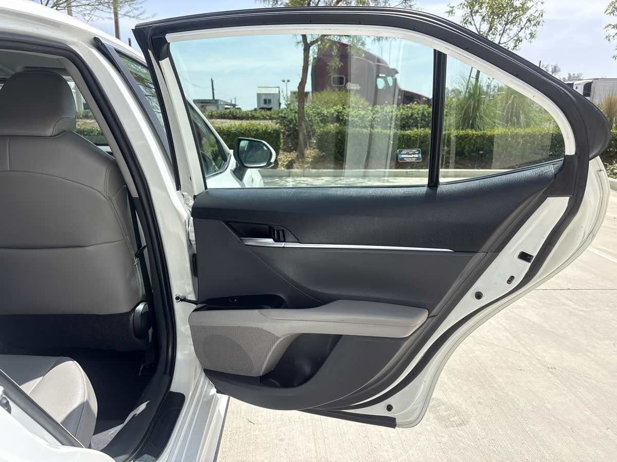 Used 2020 Toyota Camry SE w/ Carpet Mat Package FWD image 14