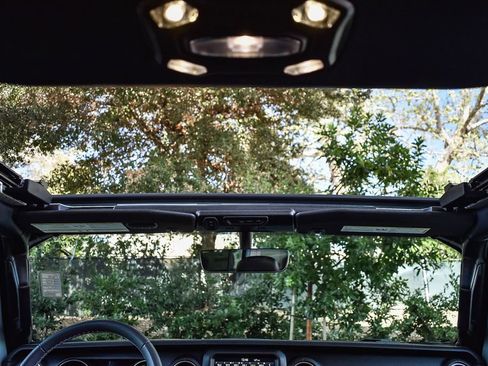 Used 2023 Jeep Wrangler Unlimited Sahara image 15