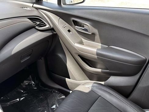 Used 2018 Chevrolet Trax LT w/ LT Convenience Package FWD image 26