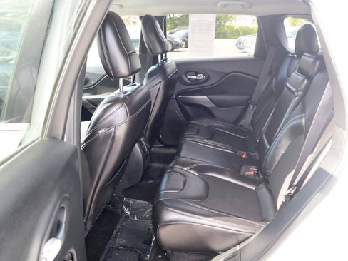 Used 2019 Jeep Cherokee Latitude Plus w/ Cold Weather Group FWD image 15