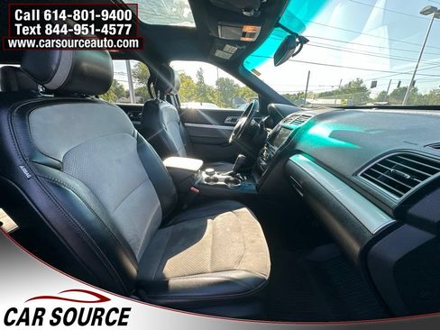 Used 2017 Ford Explorer XLT w/ Equipment Group 202A AWD/4WD image 30