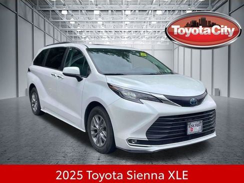 Used 2025 Toyota Sienna XLE FWD image 1