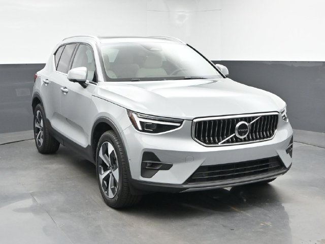 Used 2024 Volvo XC40 B5 Plus w/ Protection Package Premier AWD/4WD image 2