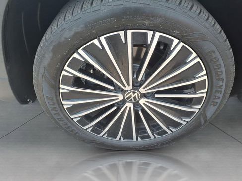 Used 2025 Volkswagen Taos SE FWD image 9