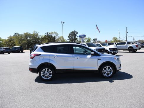 Used 2018 Ford Escape SE image 2
