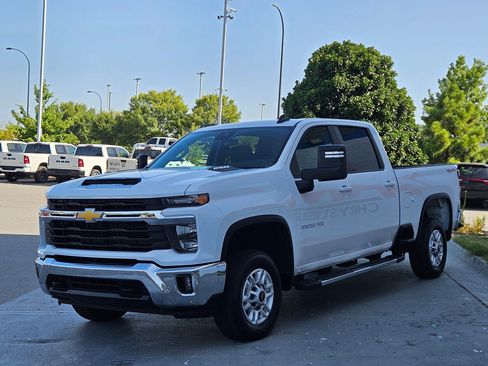 Used 2025 Chevrolet Silverado 2500 LT w/ Convenience Package AWD/4WD image 3