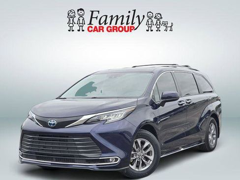 Certified 2022 Toyota Sienna XLE FWD image 1