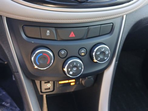 Used 2018 Chevrolet Trax LT w/ LT Convenience Package image 13