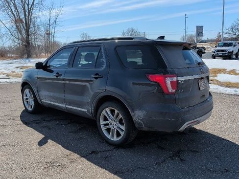 Used 2017 Ford Explorer XLT w/ XLT Technology Feature Bundle image 7