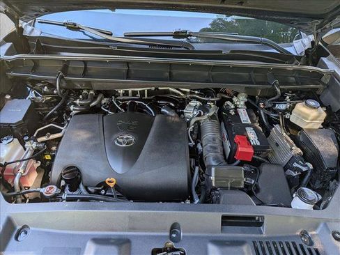 Used 2020 Toyota Highlander XLE image 24
