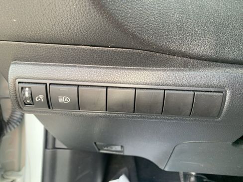 Used 2020 Toyota Corolla LE image 19